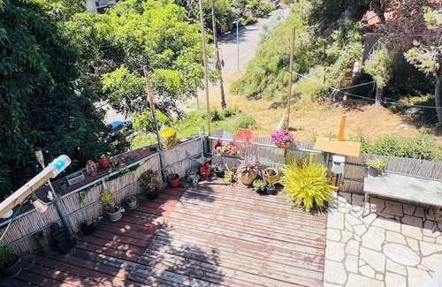 Zikhron Ya'aqov Casa | Cozy bright Family Apartment with View & Deck near Zikhron’s Pedestrian Mall