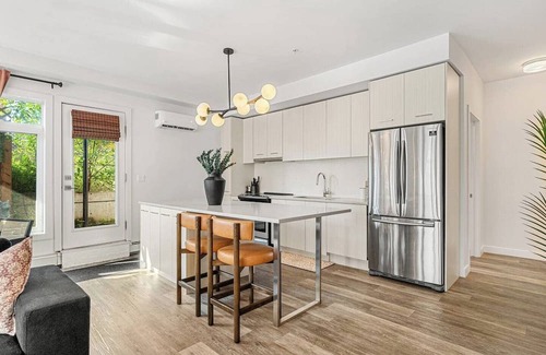Whyte ave Condominio | Stylish ground-floor suite steps from Whyte Ave, cafes, and river trails
