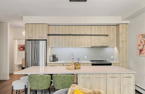 Whyte ave Condominio | Walk to Whyte Ave, river views, and UofA Hospital from your cozy suite