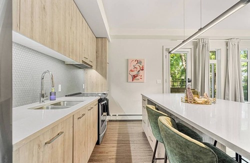 Whyte ave Condominio | Walk to Whyte Ave, river views, and UofA Hospital from your cozy suite