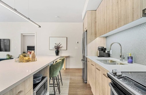 Whyte ave Condominio | Walk to Whyte Ave, river views, and UofA Hospital from your cozy suite