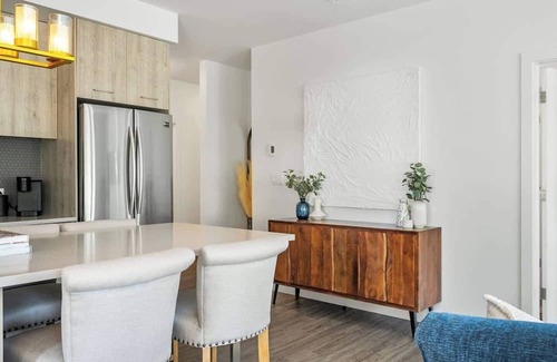 Whyte ave Condominio | Walk to cafes, Safeway, and trails from this stylish Whyte Ave groundfloor suite