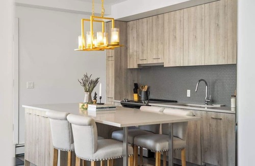 Whyte ave Condominio | Walk to cafes, Safeway, and trails from this stylish Whyte Ave groundfloor suite