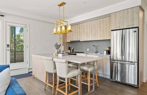 Whyte ave Condominio | Walk to cafes, Safeway, and trails from this stylish Whyte Ave groundfloor suite