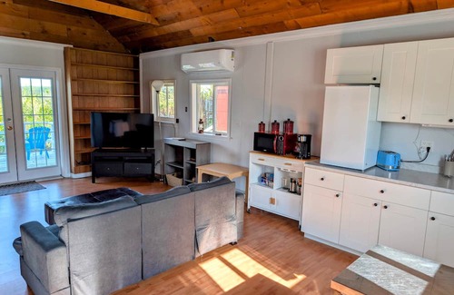 Alert Bay Casa | Cliff Haven on the Bay, Panoramic Ocean & Mountain views, 1 bdrm, 2 beds Cottage
