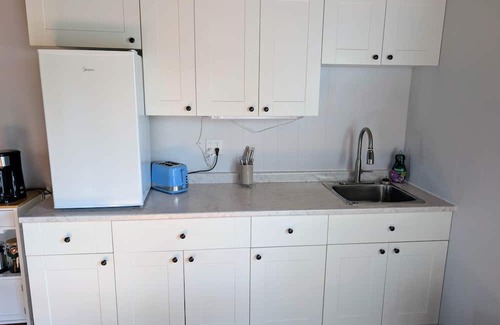 Alert Bay Casa | Cliff Haven on the Bay, Panoramic Ocean & Mountain views, 1 bdrm, 2 beds Cottage