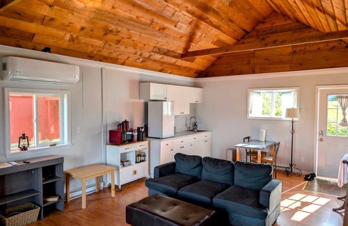 Alert Bay Casa | Cliff Haven on the Bay, Panoramic Ocean & Mountain views, 1 bdrm, 2 beds Cottage