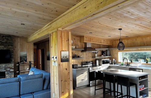 Saint-Calixte Chalet De Esquí | Escape to nature: chalet with spa, hiking, and lake access!
