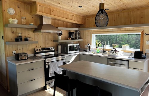 Saint-Calixte Chalet De Esquí | Escape to nature: chalet with spa, hiking, and lake access!