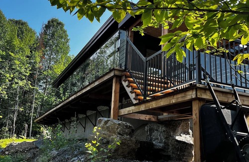 Saint-Calixte Chalet De Esquí | Escape to nature: chalet with spa, hiking, and lake access!