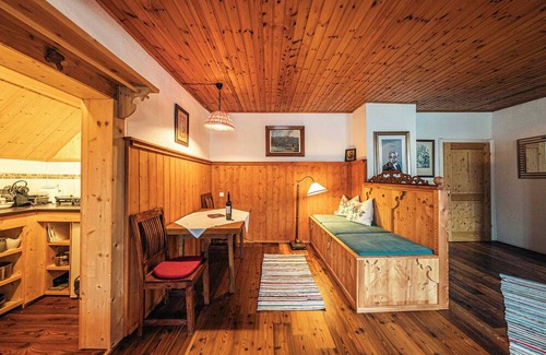 Altaussee Apartamento | Sieglgut: Torberg Apartment | Kitchen | Parking