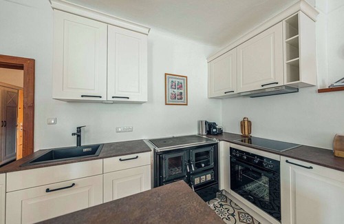 Altaussee Apartamento | Sieglgut: Theodor Herzl Suite | Kitchen | Parking
