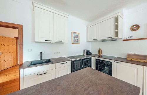 Altaussee Apartamento | Sieglgut: Theodor Herzl Suite | Kitchen | Parking