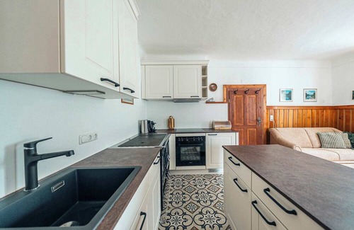 Altaussee Apartamento | Sieglgut: Theodor Herzl Suite | Kitchen | Parking