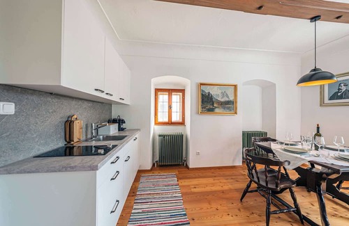 Altaussee Apartamento | Sieglgut: Brahms Apartment | Kitchen | Parking