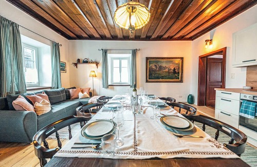 Altaussee Apartamento | Sieglgut: Strauss Suite | Kitchen | Parking