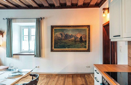 Altaussee Apartamento | Sieglgut: Strauss Suite | Kitchen | Parking