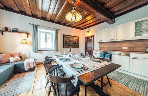 Altaussee Apartamento | Sieglgut: Strauss Suite | Kitchen | Parking
