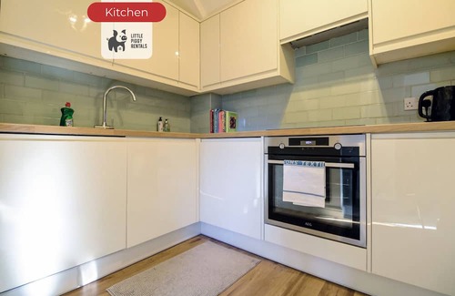 Hatfield Apartamento | Bright 2BR Hatfield Gem + Parking