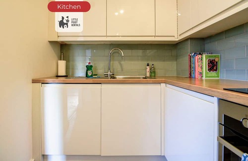 Hatfield Apartamento | Bright 2BR Hatfield Gem + Parking