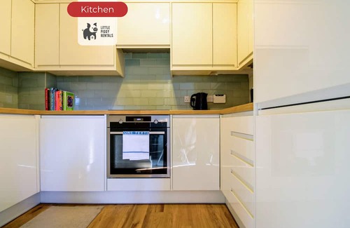 Hatfield Apartamento | Bright 2BR Hatfield Gem + Parking