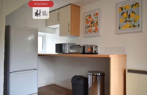 Yardley Hastings Cabaña | Serene 3BR Cottage Escape: Parking, Kitchen, Wi-Fi