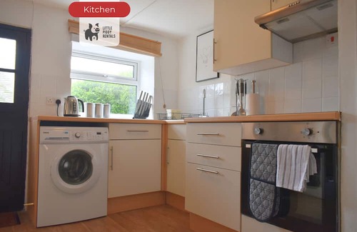 Yardley Hastings Cabaña | Serene 3BR Cottage Escape: Parking, Kitchen, Wi-Fi