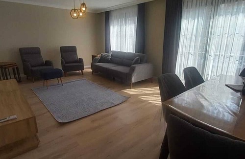 Gaziosmanpasa Apartamento | Tranquil 5-bedroom apartment with AC in Istanbul