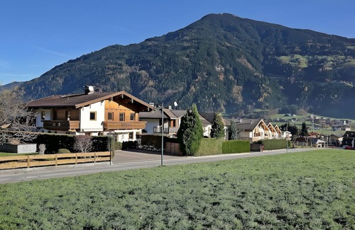 Ried im Zillertal Apartamento | Apartment 'Mia' with Mountain View, Balcony and Wi-Fi