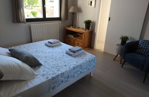 Bourg-Saint-Andeol Casa | Guesthouse 'Chambre Côté Vignes' with shared pool, communal garden and Wi-Fi