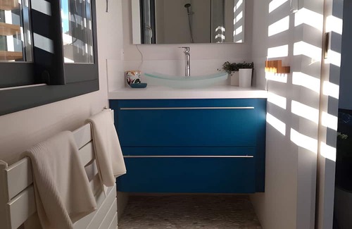 Bourg-Saint-Andeol Casa | Guesthouse 'Chambre Côté Vignes' with shared pool, communal garden and Wi-Fi