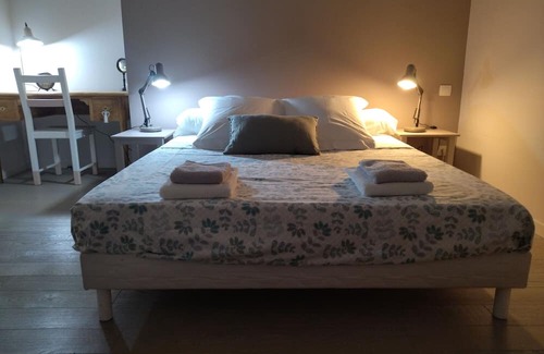 Bourg-Saint-Andeol Casa | Guesthouse 'Chambre Côté Vignes' with shared pool, communal garden and Wi-Fi