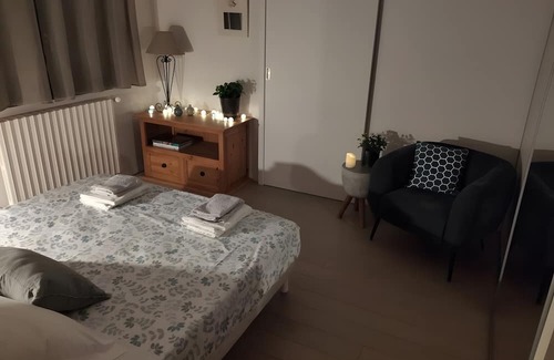 Bourg-Saint-Andeol Casa | Guesthouse 'Chambre Côté Vignes' with shared pool, communal garden and Wi-Fi