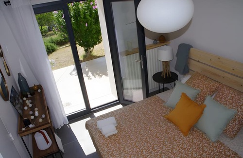 Bourg-Saint-Andeol Casa | Guest House 'Chambre Côté Ventoux' with Shared Pool and Garden