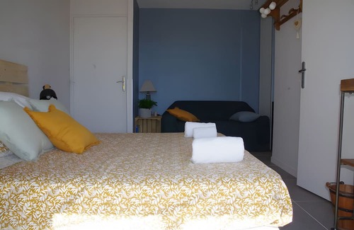 Bourg-Saint-Andeol Casa | Guest House 'Chambre Côté Ventoux' with Shared Pool and Garden
