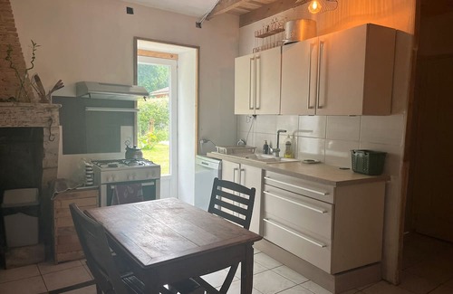 Saint-Germain-dEsteuil Casa | Holiday Home 'D'Amélie' with Shared Terrace, Shared Garden and Wi-Fi