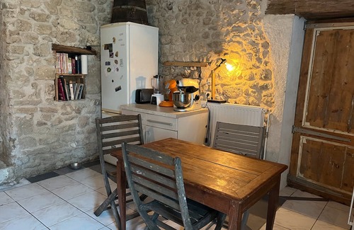 Saint-Germain-dEsteuil Casa | Holiday Home 'D'Amélie' with Shared Terrace, Shared Garden and Wi-Fi