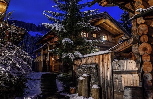 Maria Alm am Steinernen Meer Chalet De Esquí | Exclusive chalets with their own Swiss stone pine sauna, private whirlpool & open fireplace