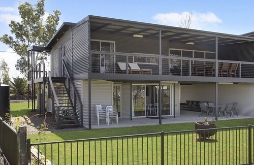 Pellaring Flat Casa | 🌊 Absolute Waterfront Bliss – Pet Friendly Family Shack to Ski, Fish & Relax