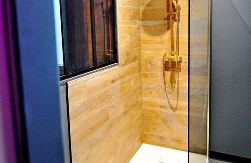 Bourgoin-Jallieu Apartamento | Évasion Safari luxe, Private XXL Spa, Cinema screen, Waterfall, Sleeps 4