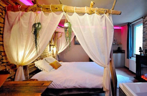 Bourgoin-Jallieu Apartamento | Évasion Safari luxe, Private XXL Spa, Cinema screen, Waterfall, Sleeps 4