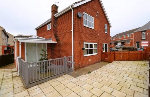 Barnsley Casa | Spacious 6 Bedroom Family House