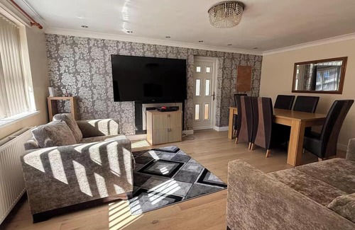 Barnsley Casa | Spacious 6 Bedroom Family House