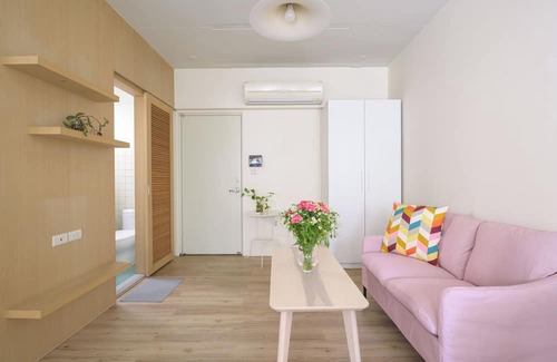 Songshan Apartamento | Stylish 2F Large Studio, Taipei, Elevator, AC, 1 unit in a floor, Walk to MRT