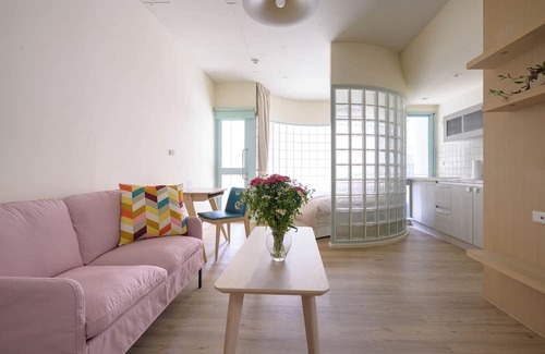 Songshan Apartamento | Stylish 2F Large Studio, Taipei, Elevator, AC, 1 unit in a floor, Walk to MRT