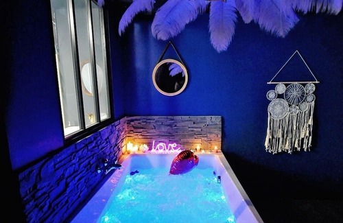 Bourgoin-Jallieu Apartamento | La Suite 7ième ciel étoilé/Private XXL spa/High-speed Internet/2 min center