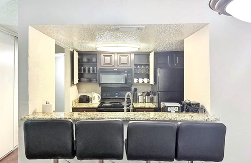 Addison Apartamento | Stylish 1BR w/Smart TV & Wi-Fi