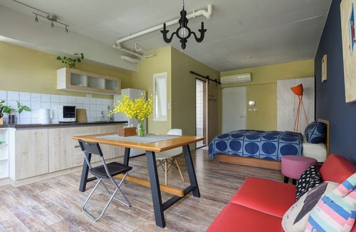 Songshan Apartamento | Stylish 4F Large Studio, Taipei, Elevator, AC, 1 unit in a floor, Walk to MRT