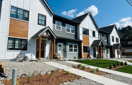 East Kootenay Condominio | 3 BDRM Mountain View Condo in Radium Hot Springs, BC with Pool Table