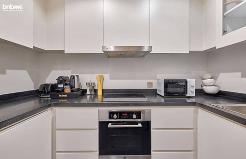 Al Olaya District Apartamento | bnbme | Chic 1BR Apartment w/ Outdoor Pool Access